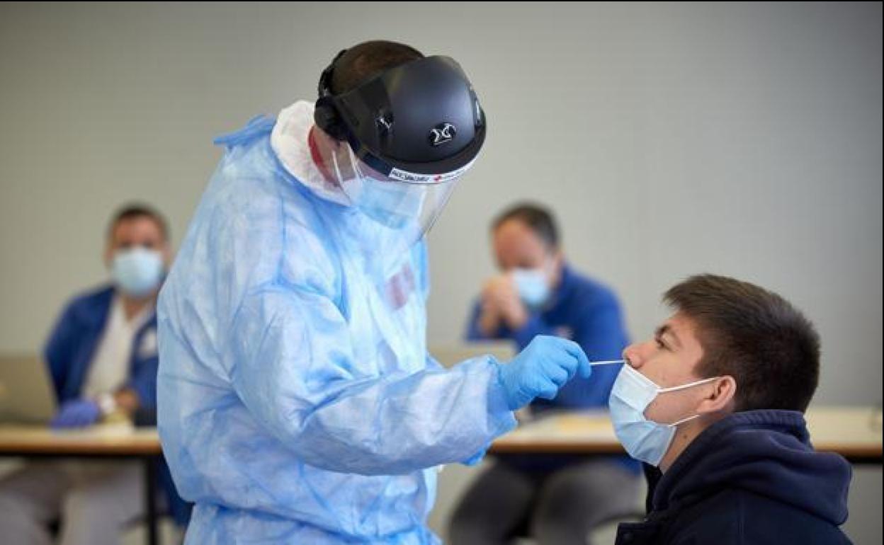 Covid en Andalucía: Los 9 municipios de Andalucía que superan la tasa mil a 24 horas de revisar el toque de queda