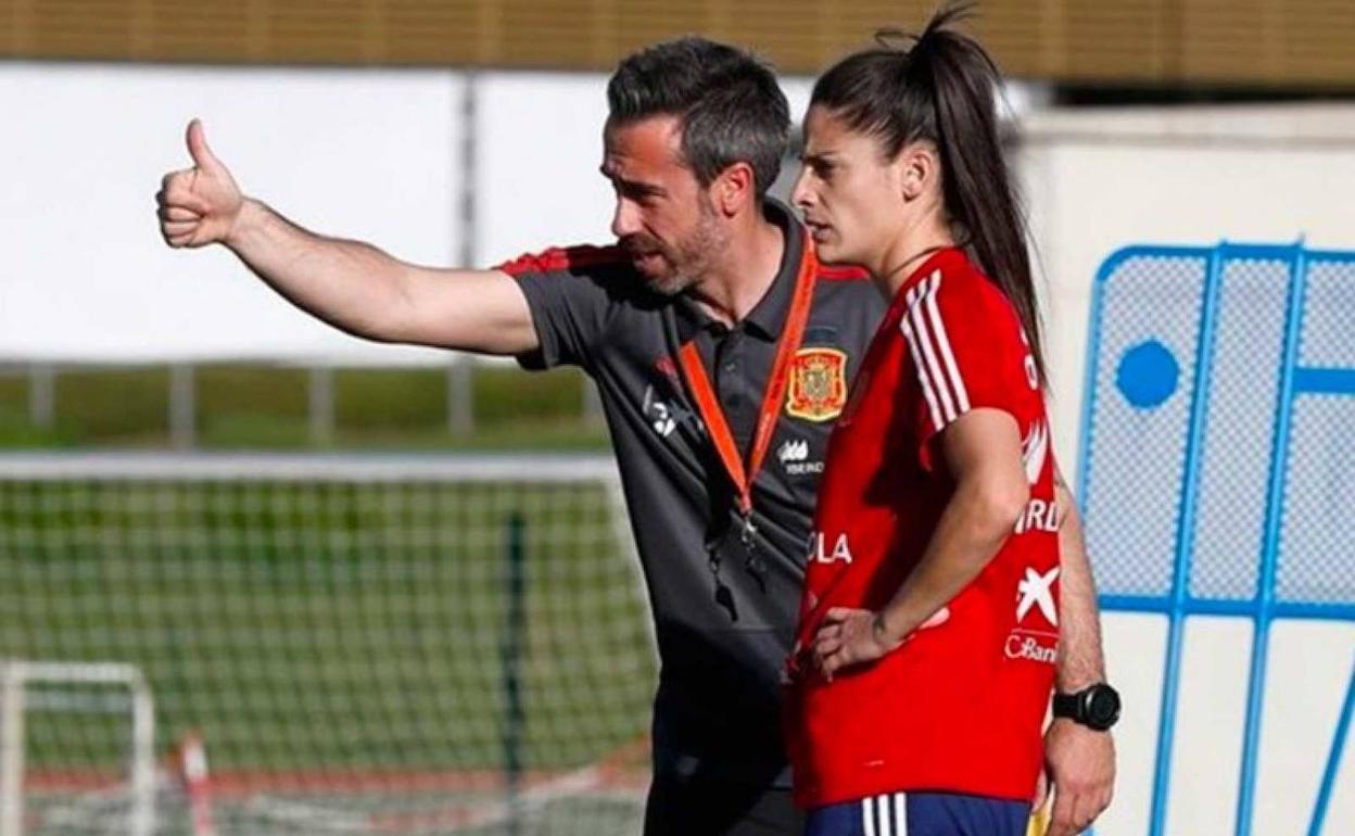 Esther González atiende una corrección del seleccionador Vilda. 