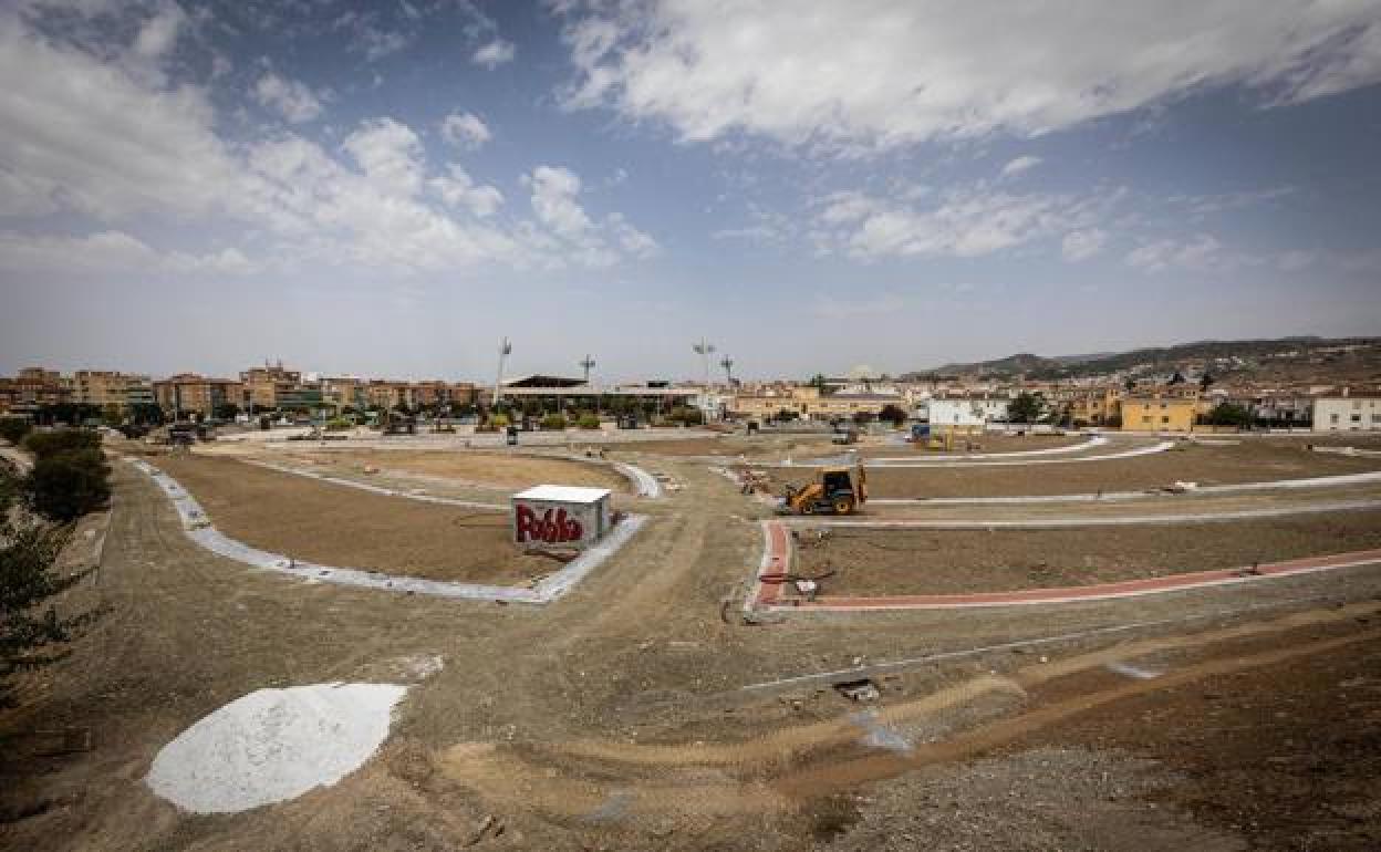 Las máquinas trabajan sobre el pavimento en el nuevo parque del Zaidín.