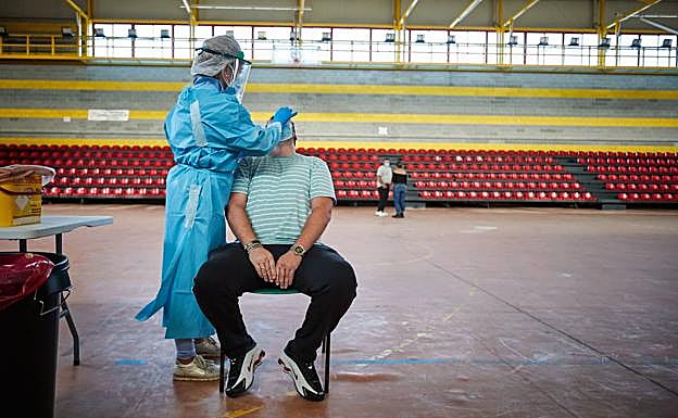 Granada reduce en dos semanas su incidencia a la mitad y ya es la más baja de todo el año