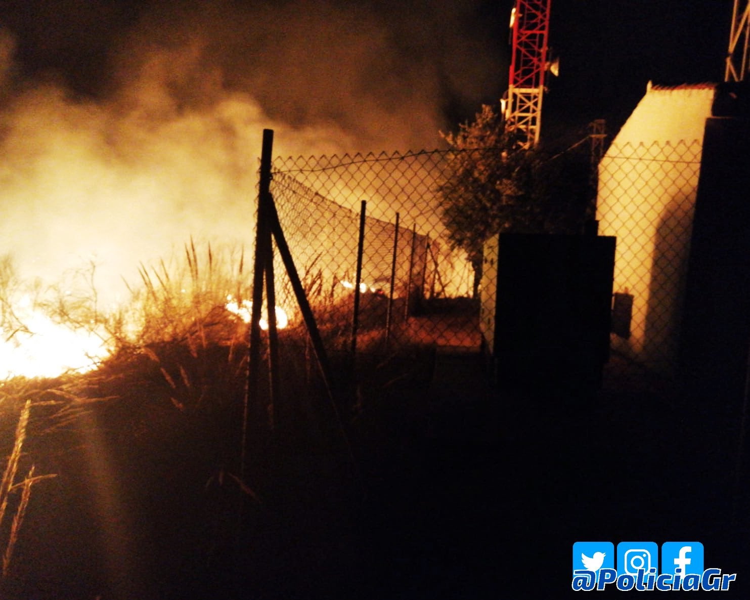 Las llamas, cerca de las antenas.