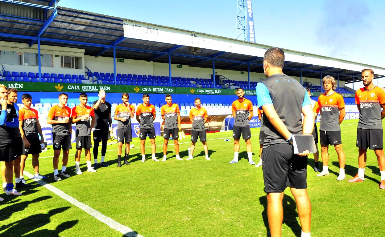 El preparador argentino dando una charla a sus jugadores, después de una sesión de entrenamiento matinal en Linarejos.