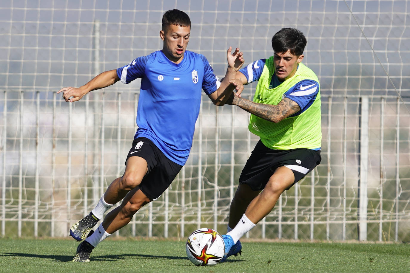 Bryan Zaragoza y Echu disputan un balón en un entrenamiento durante la semana. 