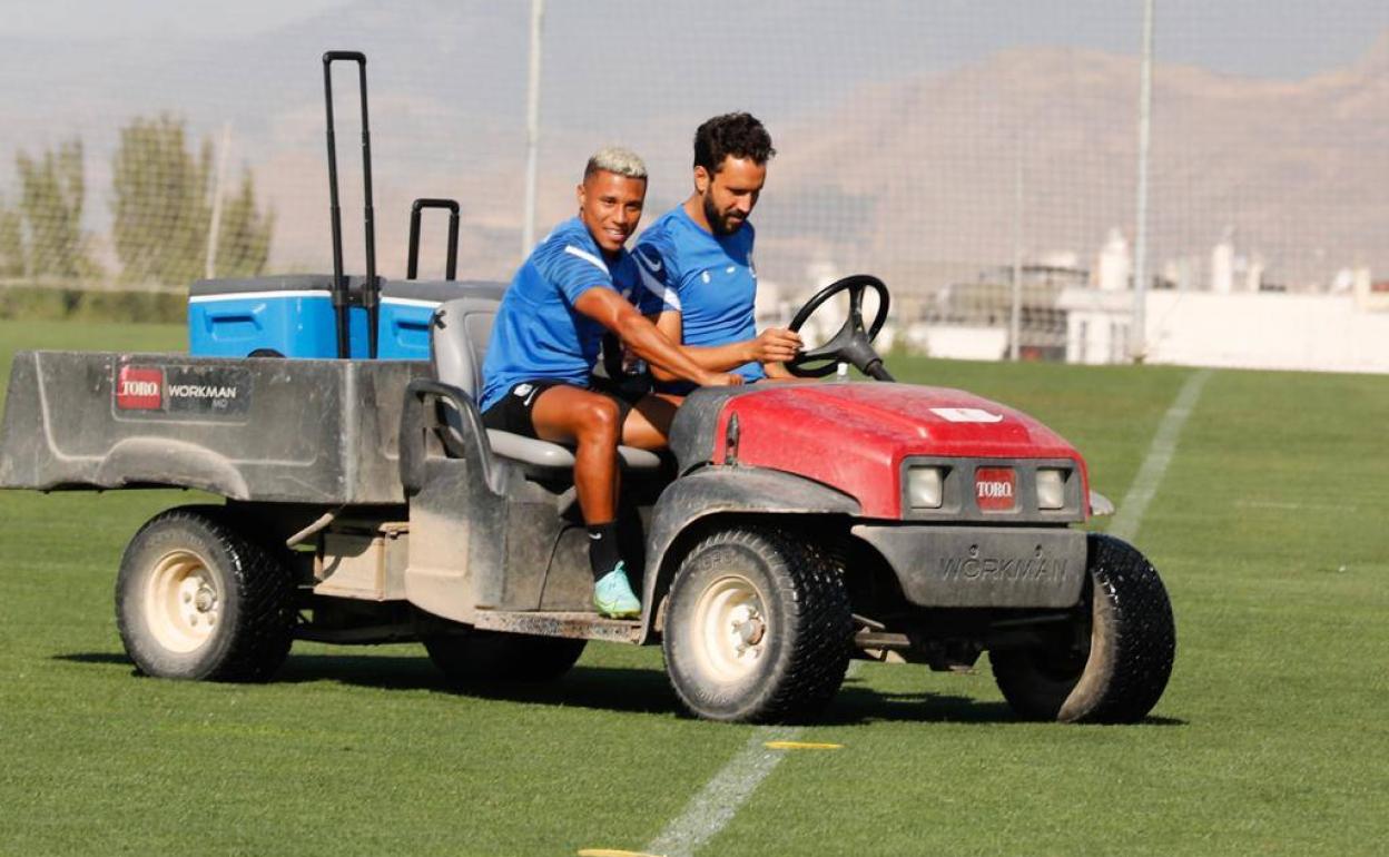 Germán Sánchez y Darwin Machís, en un vehículo. 