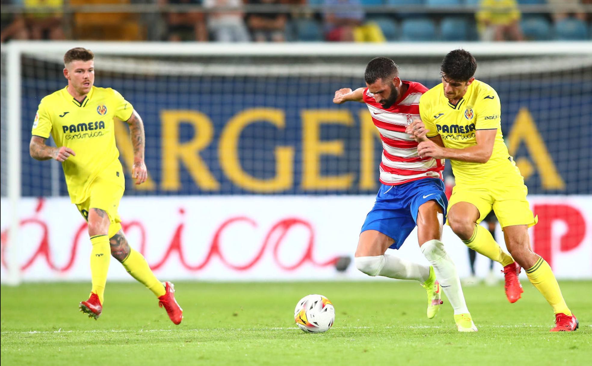 Maxime Gonalons pugna por un balón dividido con Gerard Moreno en la primera jornada. 