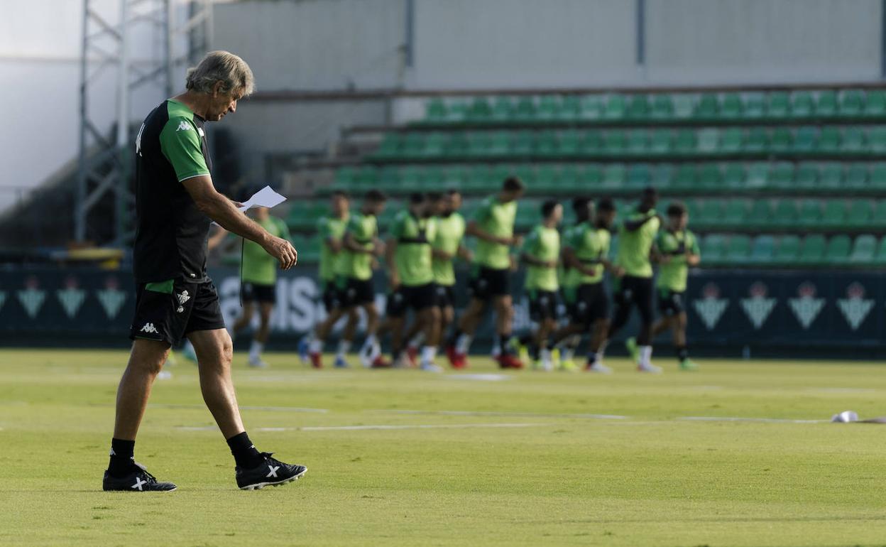 Manuel Pellegrini estudia pensativo sus apuntes durante un entrenamiento. 