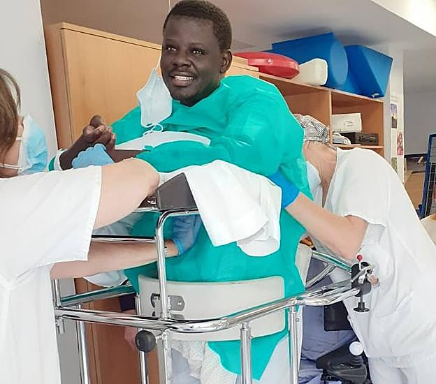 Un equipo del Virgen de las Nieves salva la vida a un paciente senegalés con lesión medular