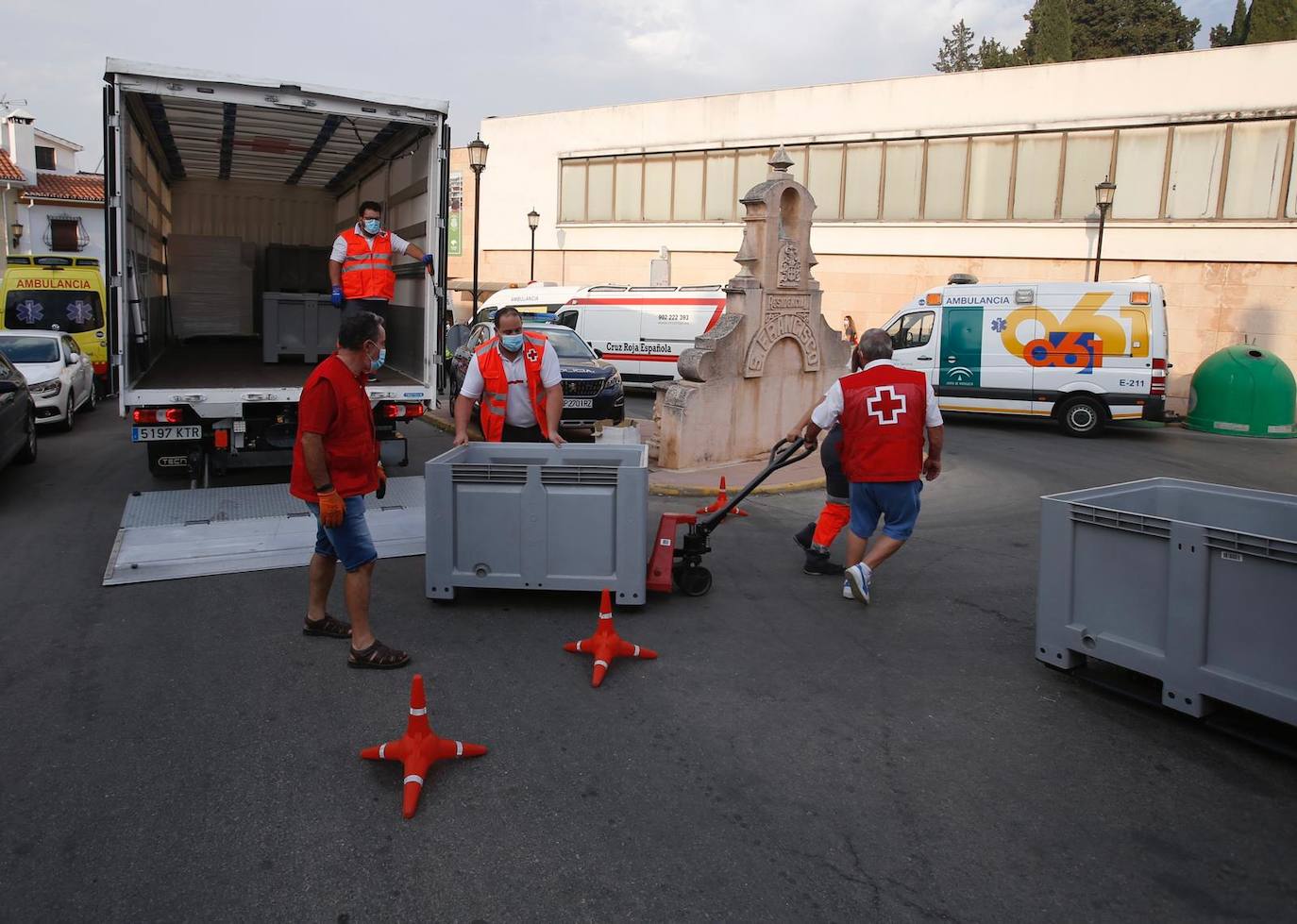 Algunos de los desalojados por el incendio, en un polideportivo de Ronda habilitado por el Ayuntamiento