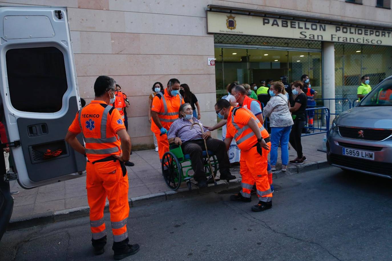 Algunos de los desalojados por el incendio, en un polideportivo de Ronda habilitado por el Ayuntamiento