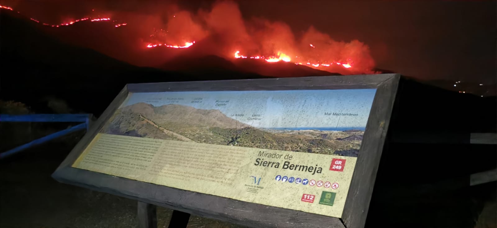 La situación del fuego obliga al desalojo de Alpandeire, Júzcar, Faraján y Pujerra, además de Jubrique y Genalguacil. Imagen del incendio, tomada en la madrugada del lunes 13 de septiembre