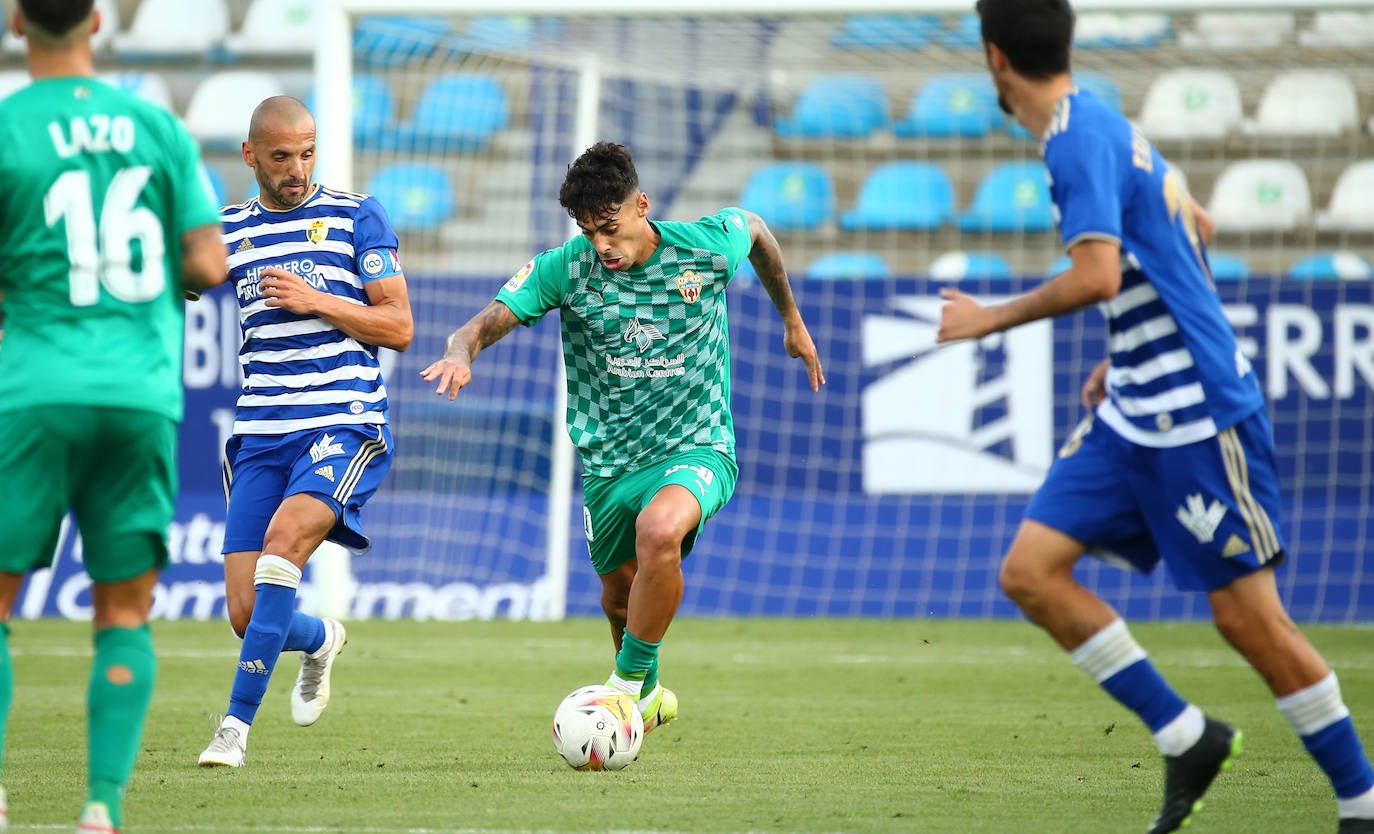 Samú Costa conduce el balón con Yuri al lado. 
