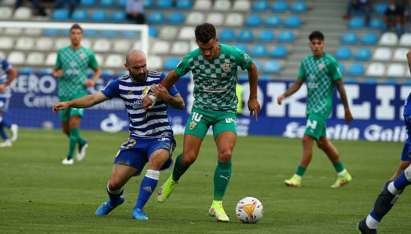 Curro Sánchez incomodado por Paris Adot, que firmó el golazo del triunfo berciano. 