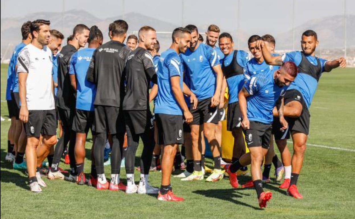 Los futbolistas del Granada bromean con Monchu Rodríguez y su nuevo 'look'. 