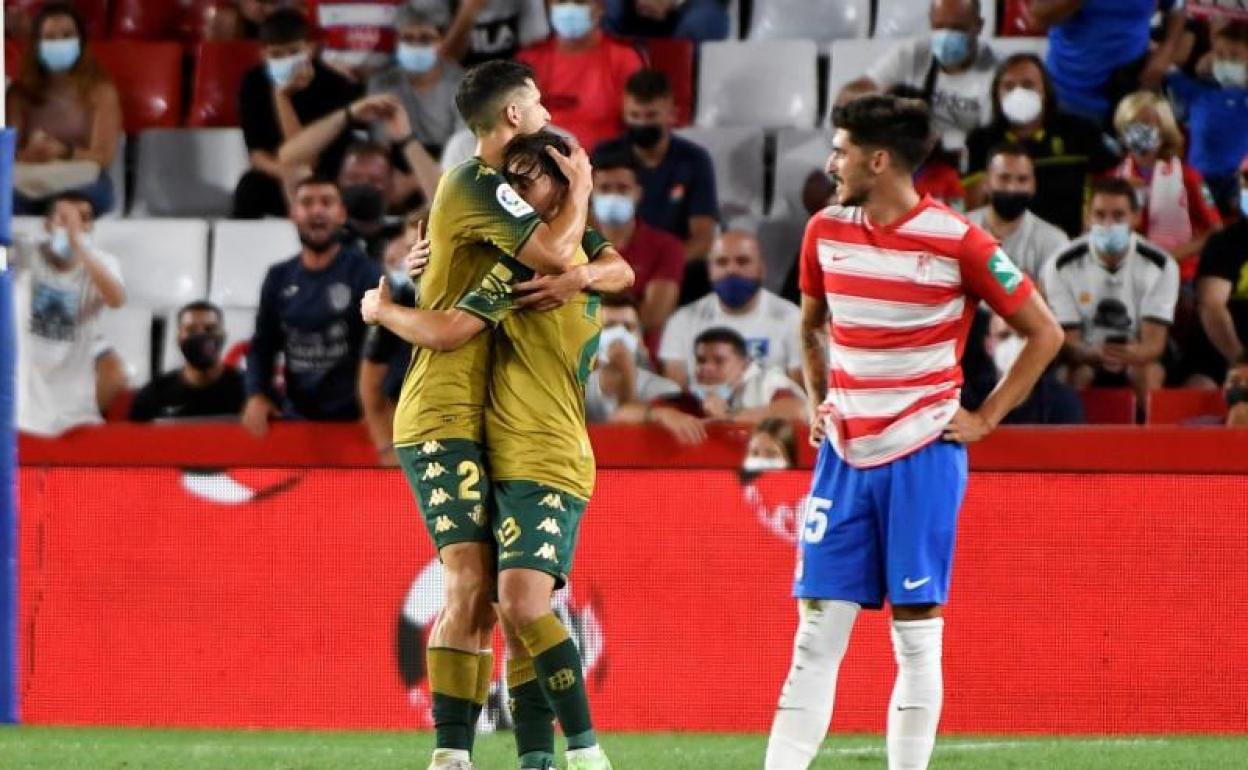 Dos futbolistas del Betis se abrazan tras el primer gol del partido. 