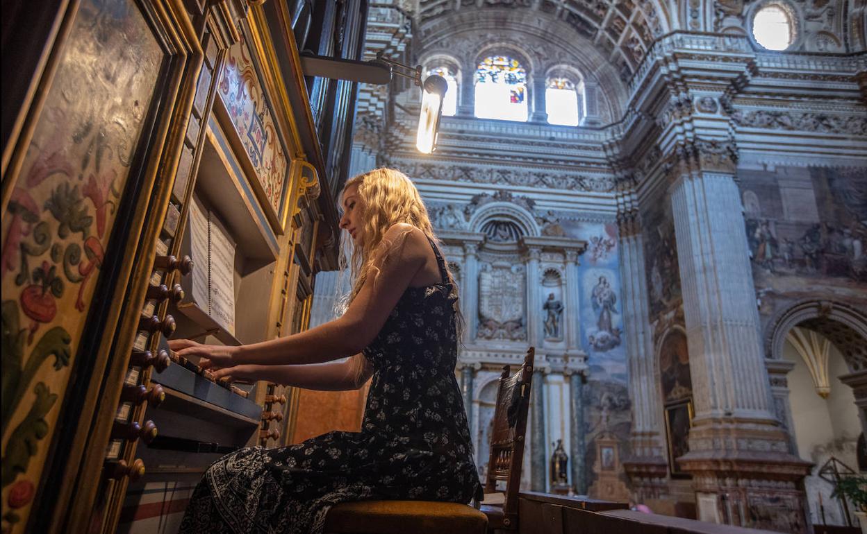 Ana Lucía Buzón tocó ayer el órgano de la iglesia de San Jerónimo. 