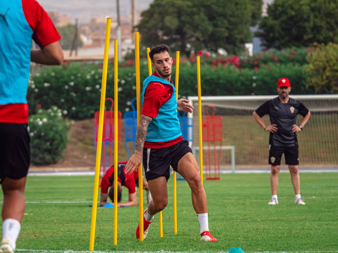 José Carlos Lazo sortea obstáculos; para el equipo, en de la Ponferradina hizo daño. 