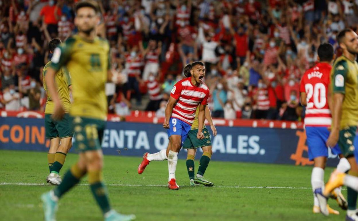 Luis Suárez celebra su gol ante el Betis. 