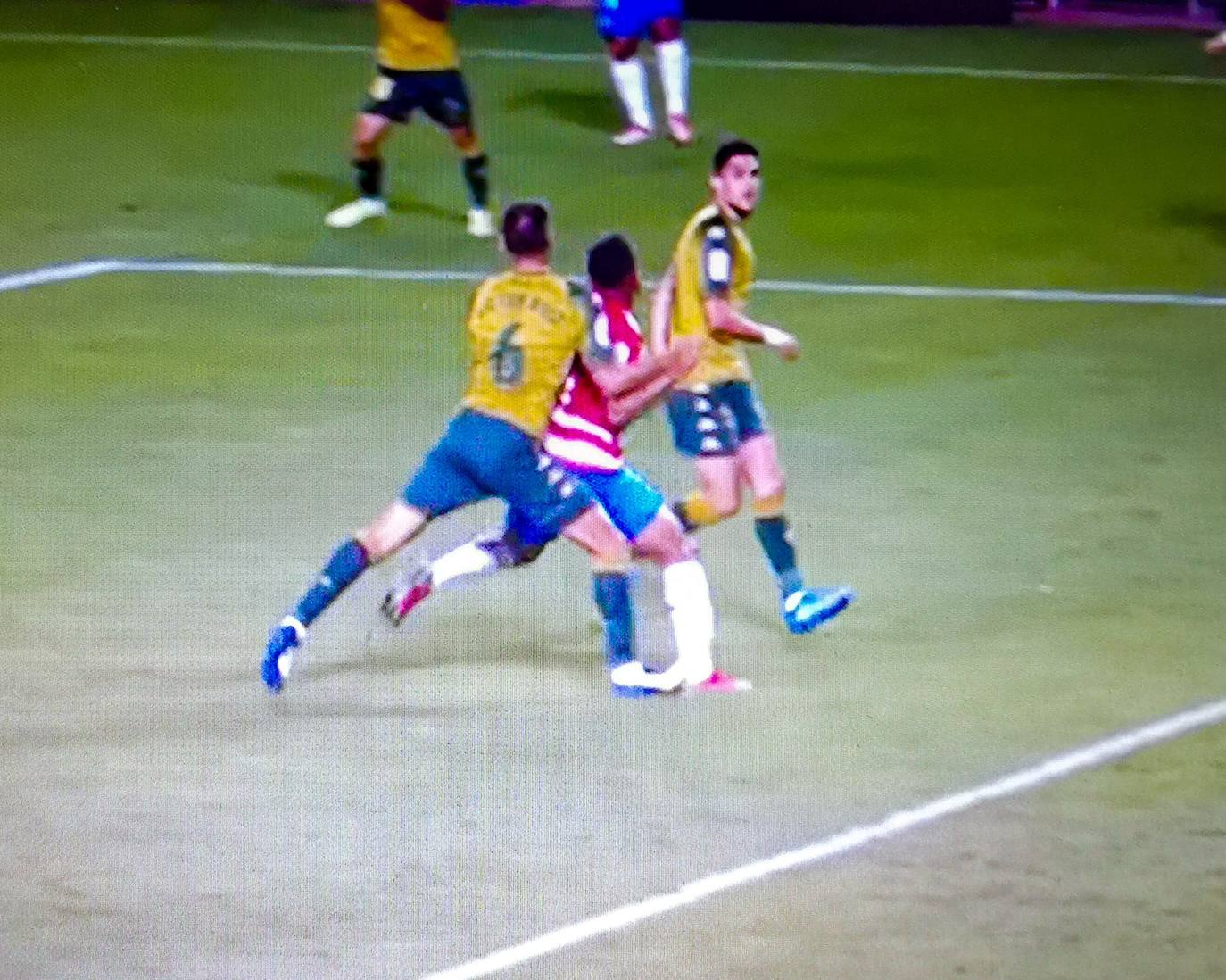 Víctor Ruiz pisa a Luis Suárez en el talón. 