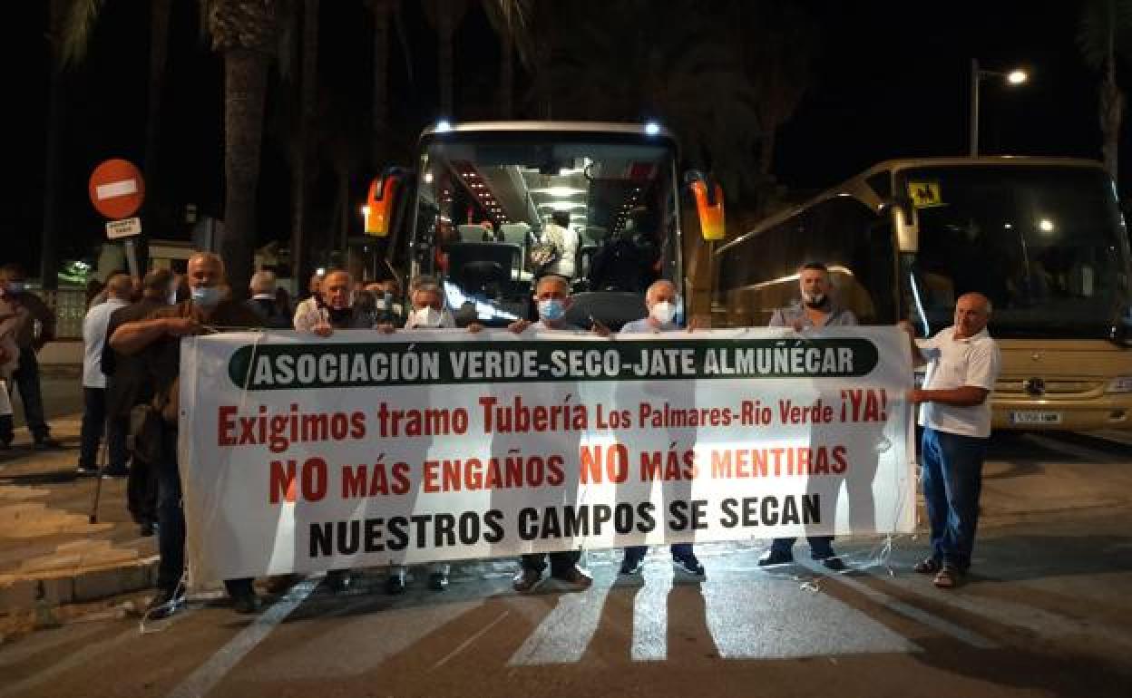 Los agricultores de Almuñécar, anoche en su 'excursión' hasta Madrid. 
