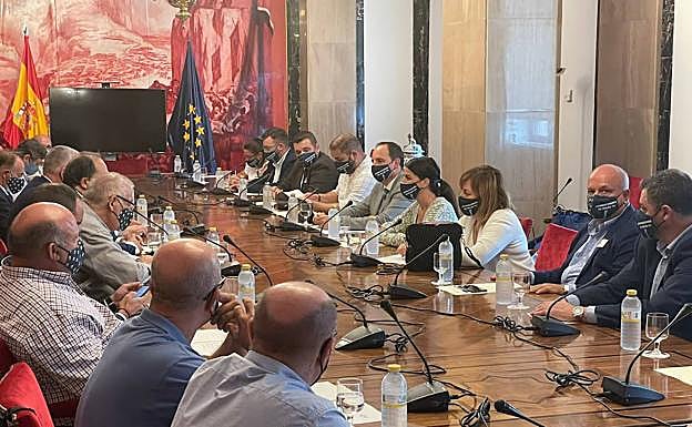 La diputada de VOX por Granada ha recibido en el Congreso a la Plataforma por las Infraestructuras de la Costa Tropical.