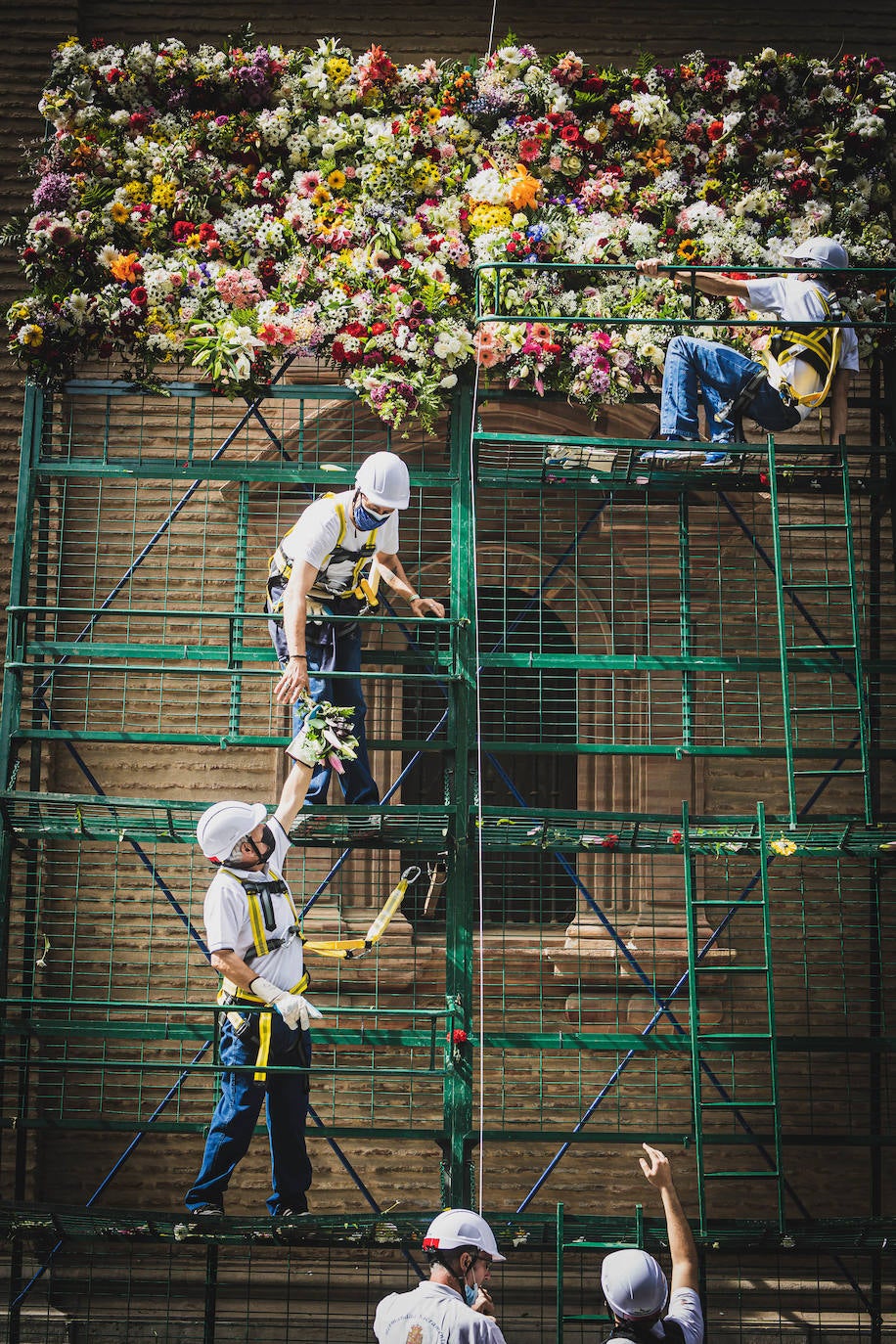 La ofrenda floral a la patrona de la ciudad regresa para celebrar su 40º aniversario, con una imagen que dista de la de otros años, pero que se asemeja a la que dejaba antes de la pandemia