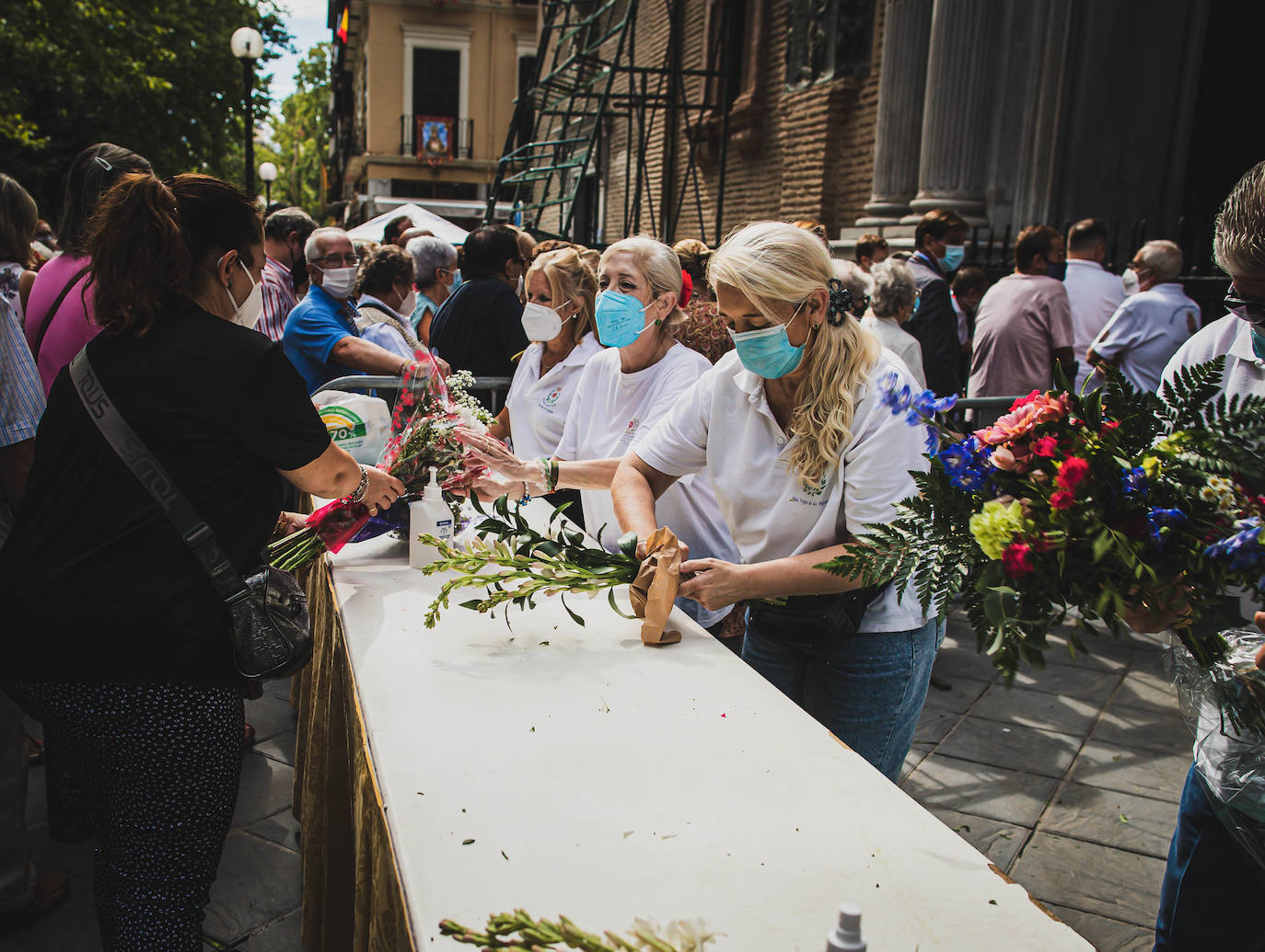La ofrenda floral a la patrona de la ciudad regresa para celebrar su 40º aniversario, con una imagen que dista de la de otros años, pero que se asemeja a la que dejaba antes de la pandemia