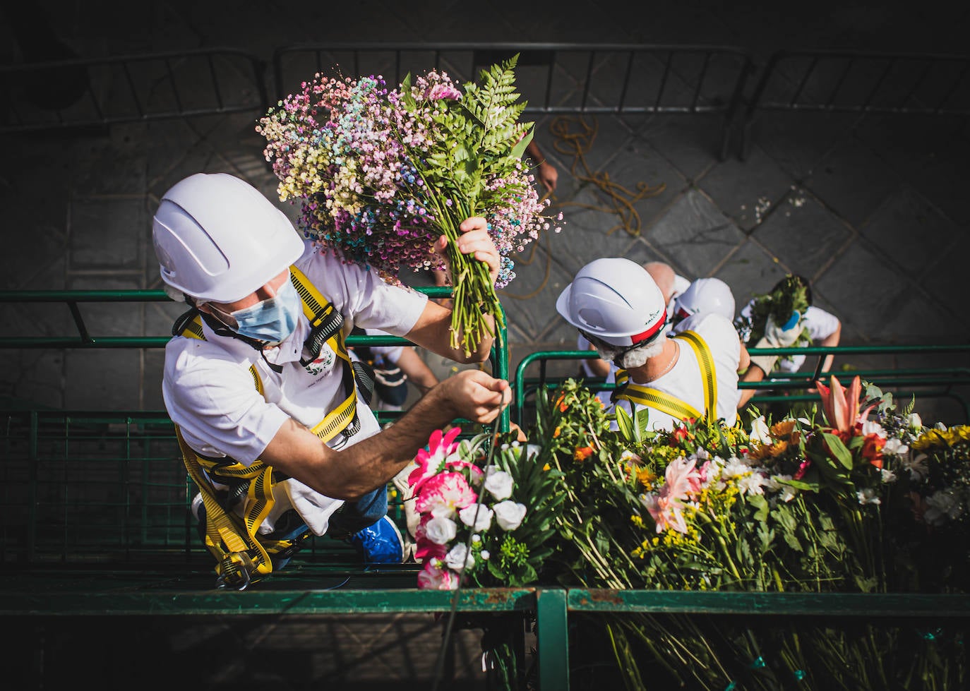 La ofrenda floral a la patrona de la ciudad regresa para celebrar su 40º aniversario, con una imagen que dista de la de otros años, pero que se asemeja a la que dejaba antes de la pandemia