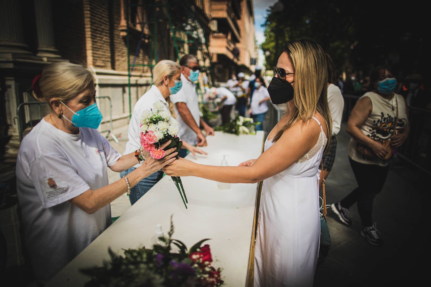 La ofrenda floral a la patrona de la ciudad regresa para celebrar su 40º aniversario, con una imagen que dista de la de otros años, pero que se asemeja a la que dejaba antes de la pandemia