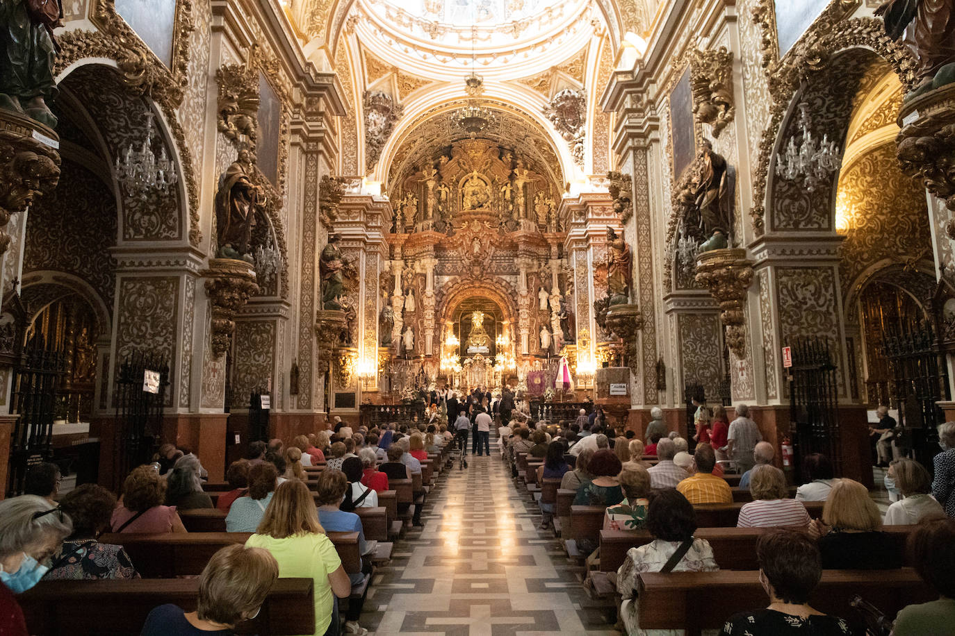 La ofrenda floral a la patrona de la ciudad regresa para celebrar su 40º aniversario, con una imagen que dista de la de otros años, pero que se asemeja a la que dejaba antes de la pandemia