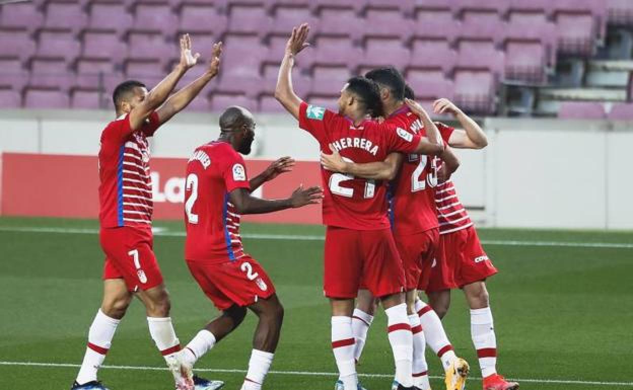 Los futbolistas del Granada abrazan a Jorge Molina tras la consecución del segundo gol en el Camp Nou que consumó la remontada rojiblanca. 