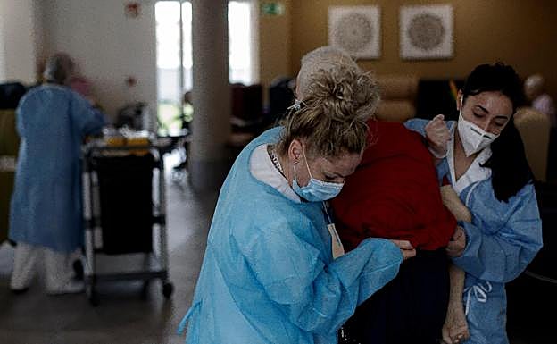 Andalucía registra 56 fallecidos en residencias en septiembre: «Una tercera dosis habría evitado muertes»