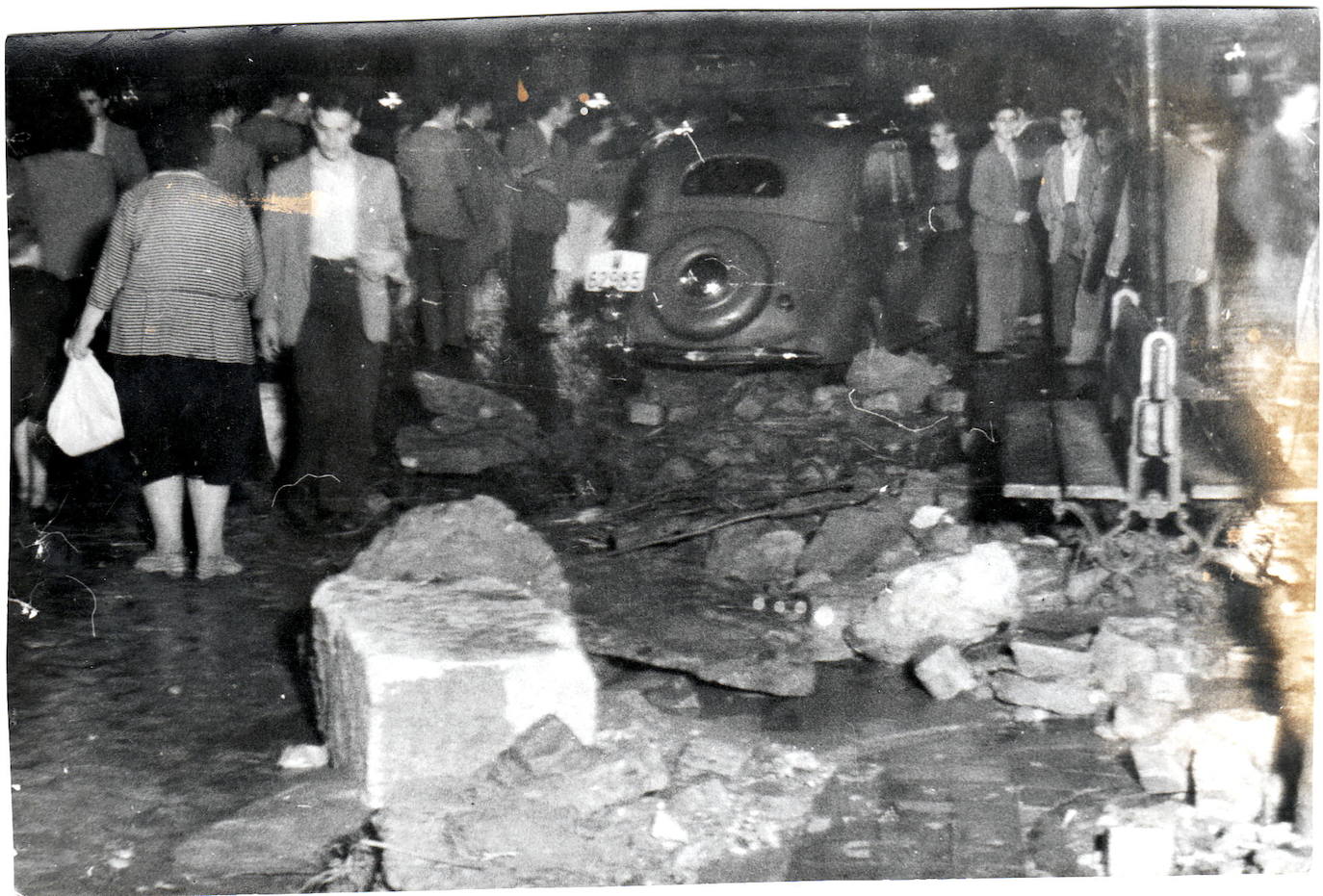 Imagen secundaria 1 - Las piedras saltaron por los aires