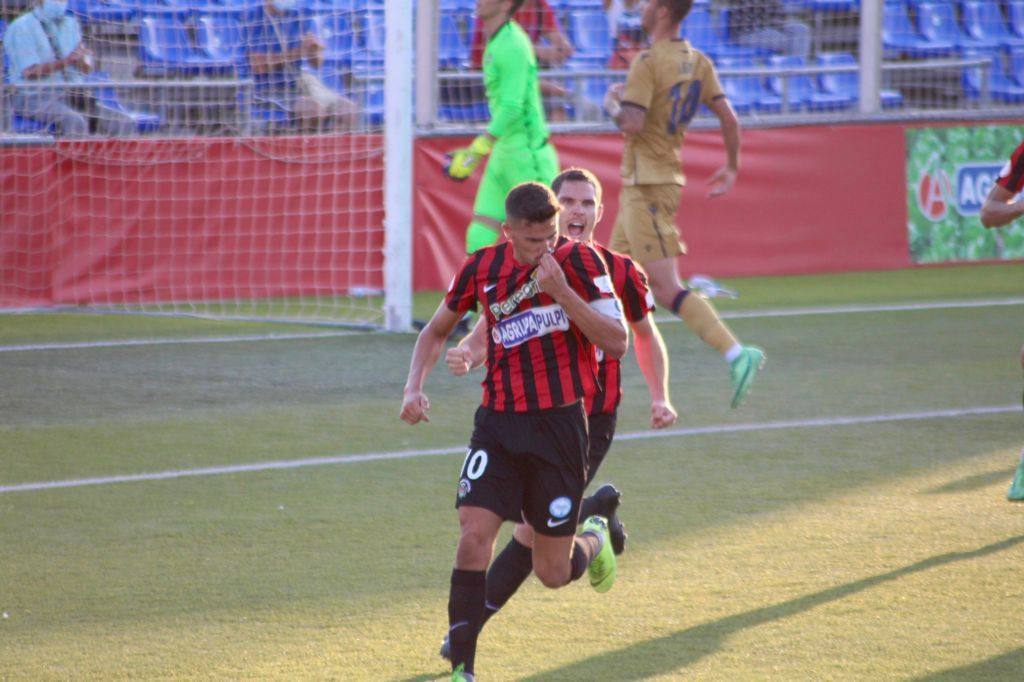 Imagen principal - Los pulpileños reaccionaron el domingo a la derrota en Puertollano. 