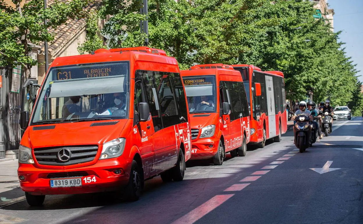 Los vehículos de Alhambra Bus, en la Gran Vía. 