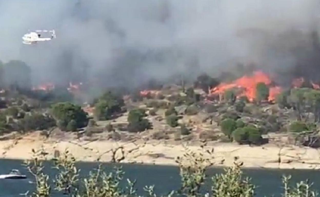 Captura de vídeo del incendio que se produjo en julio en el pantano de San Juan