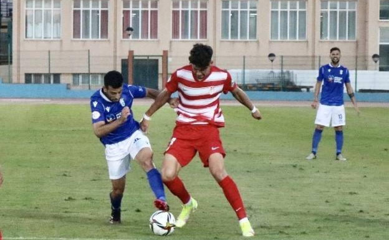 Butzke intenta controlar un balón ante la presión de un rival. 
