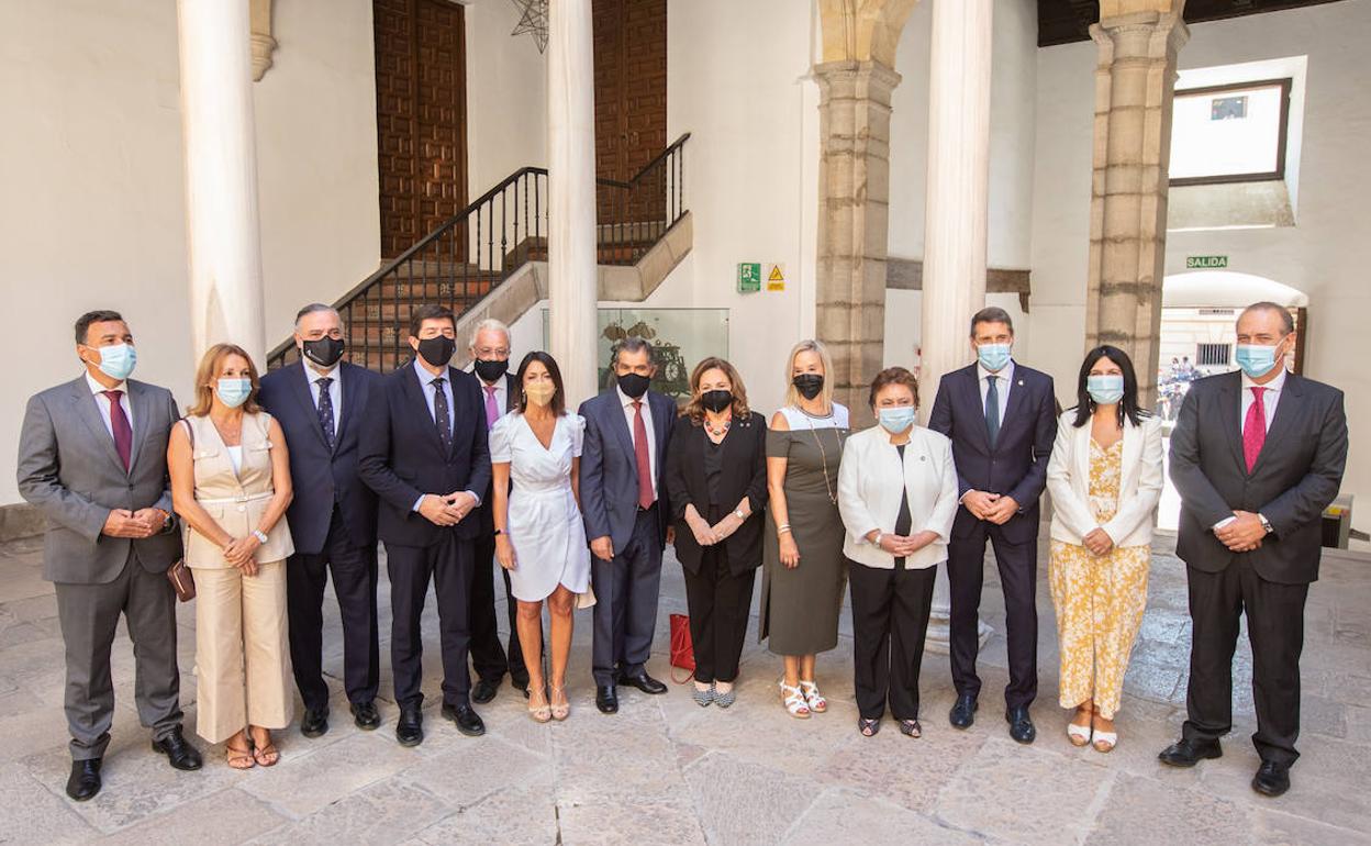 El presidente del alto tribunal andaluz (séptimo por la izquierda) y la fiscal superior de Andalucía (quinta por la derecha) posan con las autoridades que acudieron al acto en la Real Chancillería. 