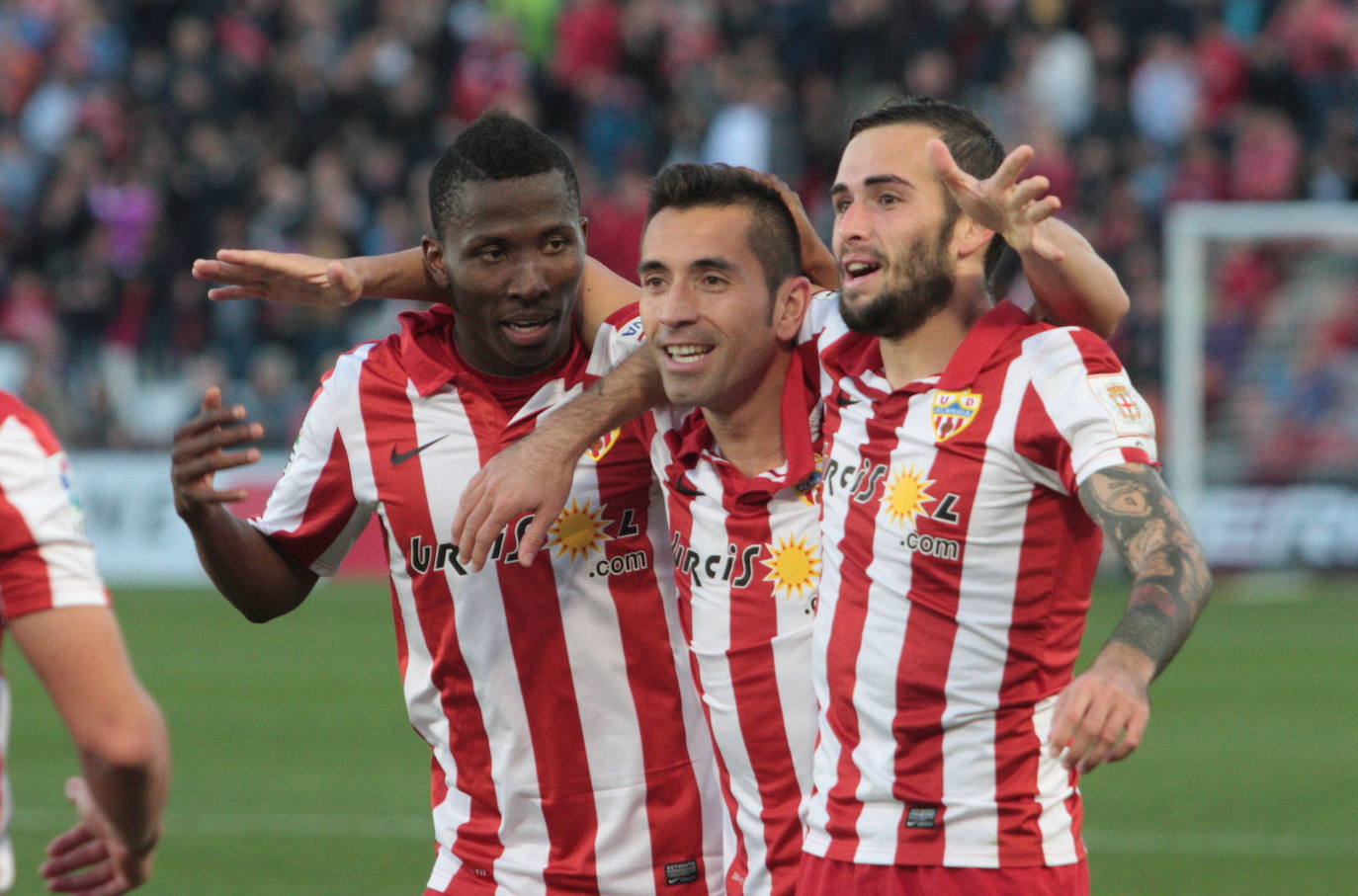 Imagen principal - El Almería de los Zongo, Charles y Aleix Vidal llevaba 14 goles a favor en las seis primeras jornadas. Abajo a la izquierda, Esteban marca el primero de los tres goles de la peor UDA en este plazo. A la derecha, Javi Garcia, fútbol ataque, con 14 goles a favor y 10 en contra. 