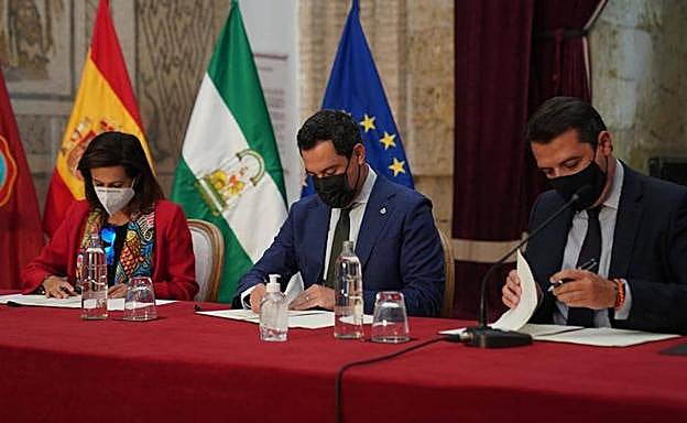 La ministra de Defensa, el presidente andaluz y el alcalde de Córdoba. 