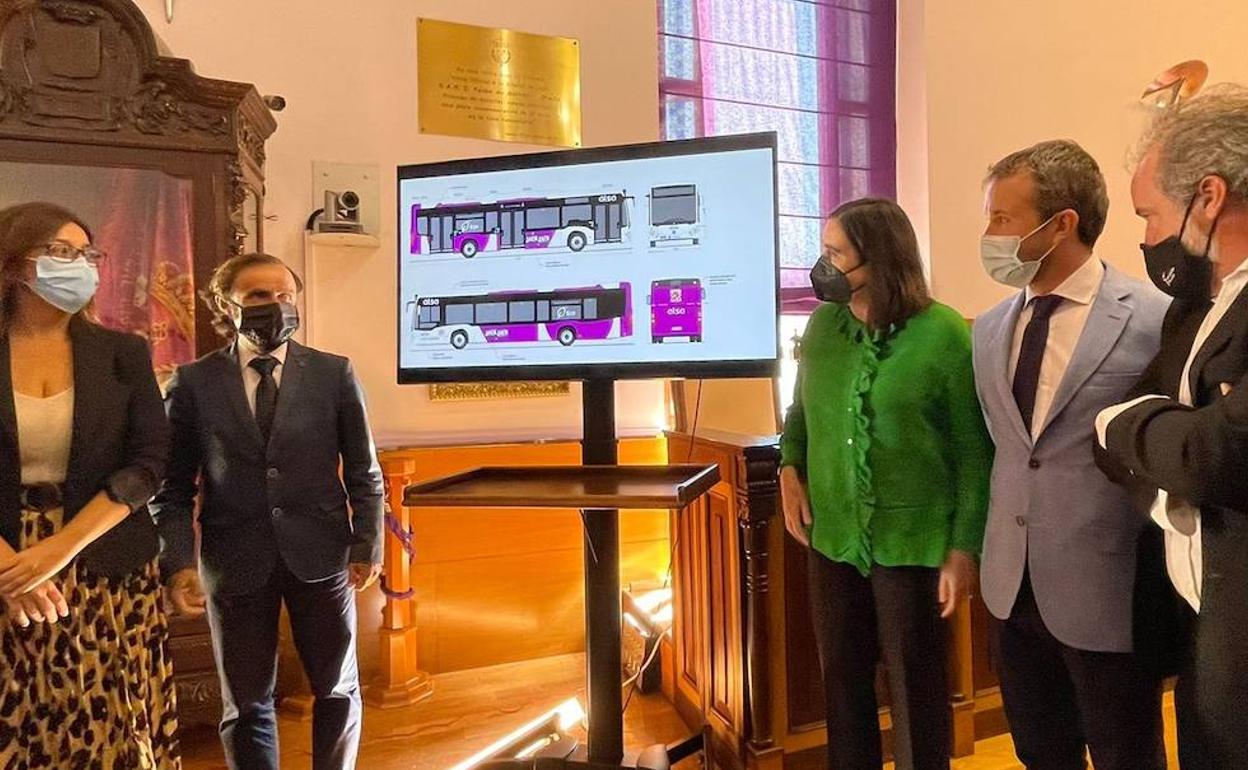El alcalde, concejales y el responsable de Alsa presentaron el diseño de los nuevos autobuses. 