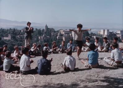 Imagen secundaria 1 - Los tres protagonistas, recordando algunas escenas del vídeo. 
