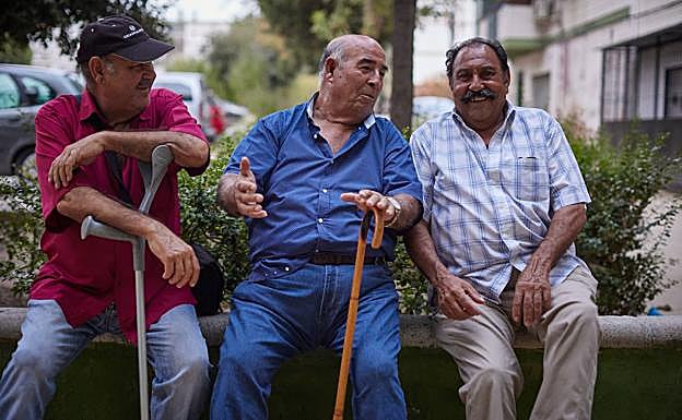 Imagen principal - Los tres protagonistas, recordando algunas escenas del vídeo. 