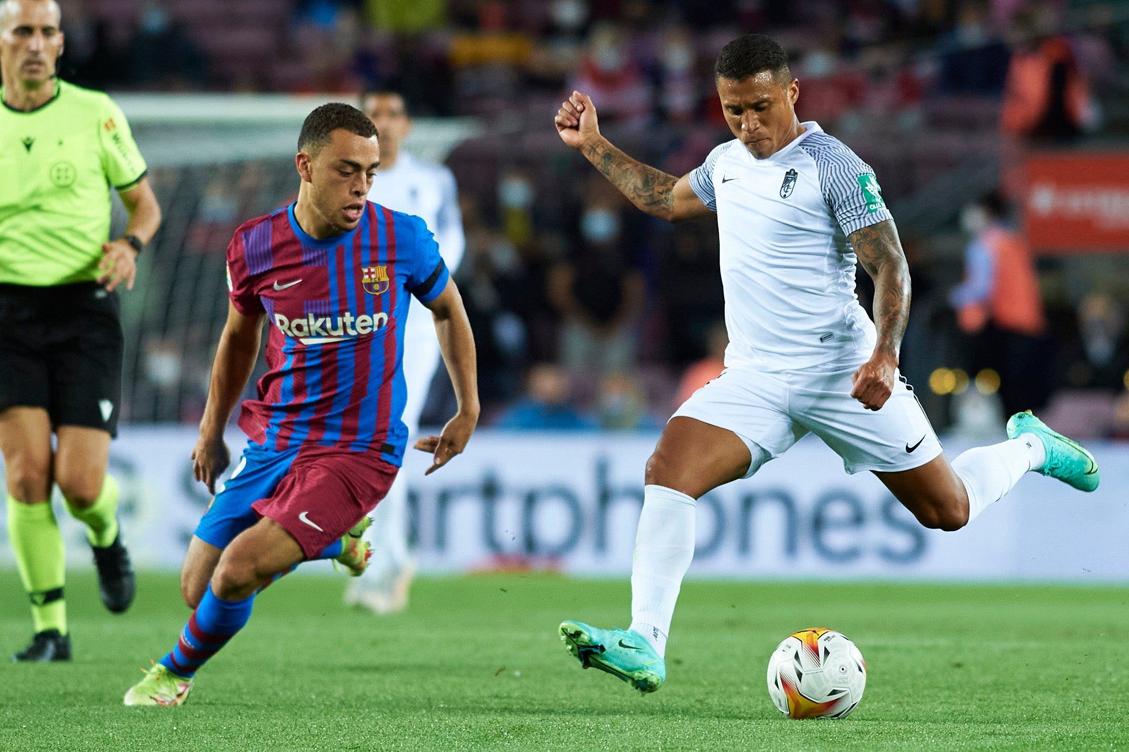 El Granada visita el Camp Nou con el objetivo de ponérselo difícil a todo un Barça que pasa por horas bajas.