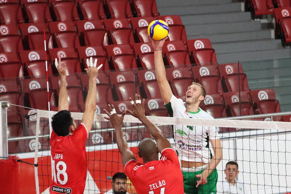 Imagen principal - Kukartsev, Miki Fornés y Asensio en diversas fases del encuentro. 