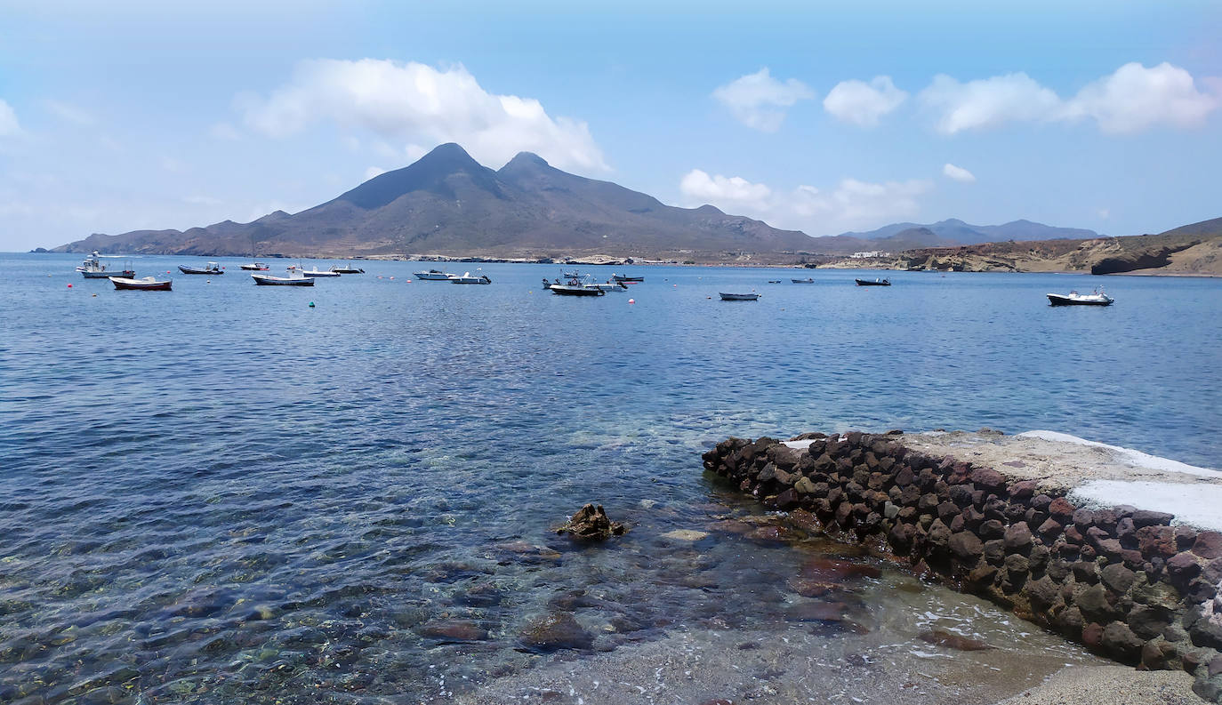 El Parque Natural Cabo de Gata-Níjar alberga los principales vestigios de la actividad volcánica que lo que hoy conocemos como provincia de Almería vivió hace millones de años, entre esos restos se encuentran los conocidos como 'Los dos frailes' 