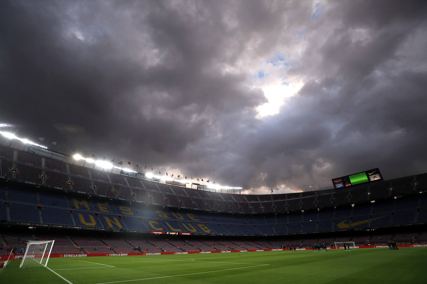 El Granada visita el Camp Nou con el objetivo de ponérselo difícil a todo un Barça que pasa por horas bajas.