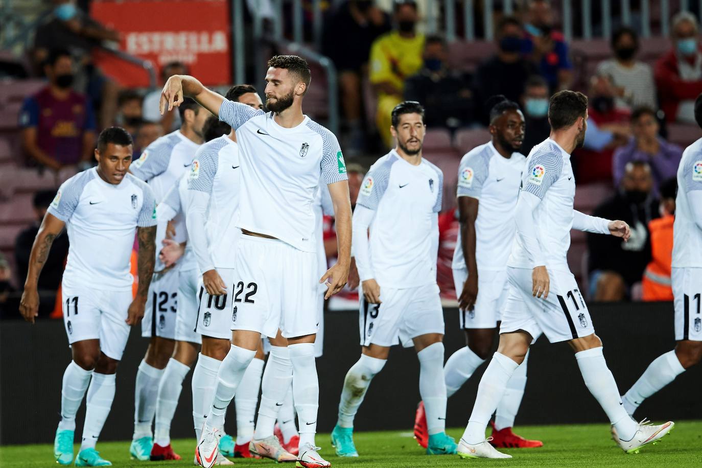 El Granada visita el Camp Nou con el objetivo de ponérselo difícil a todo un Barça que pasa por horas bajas.