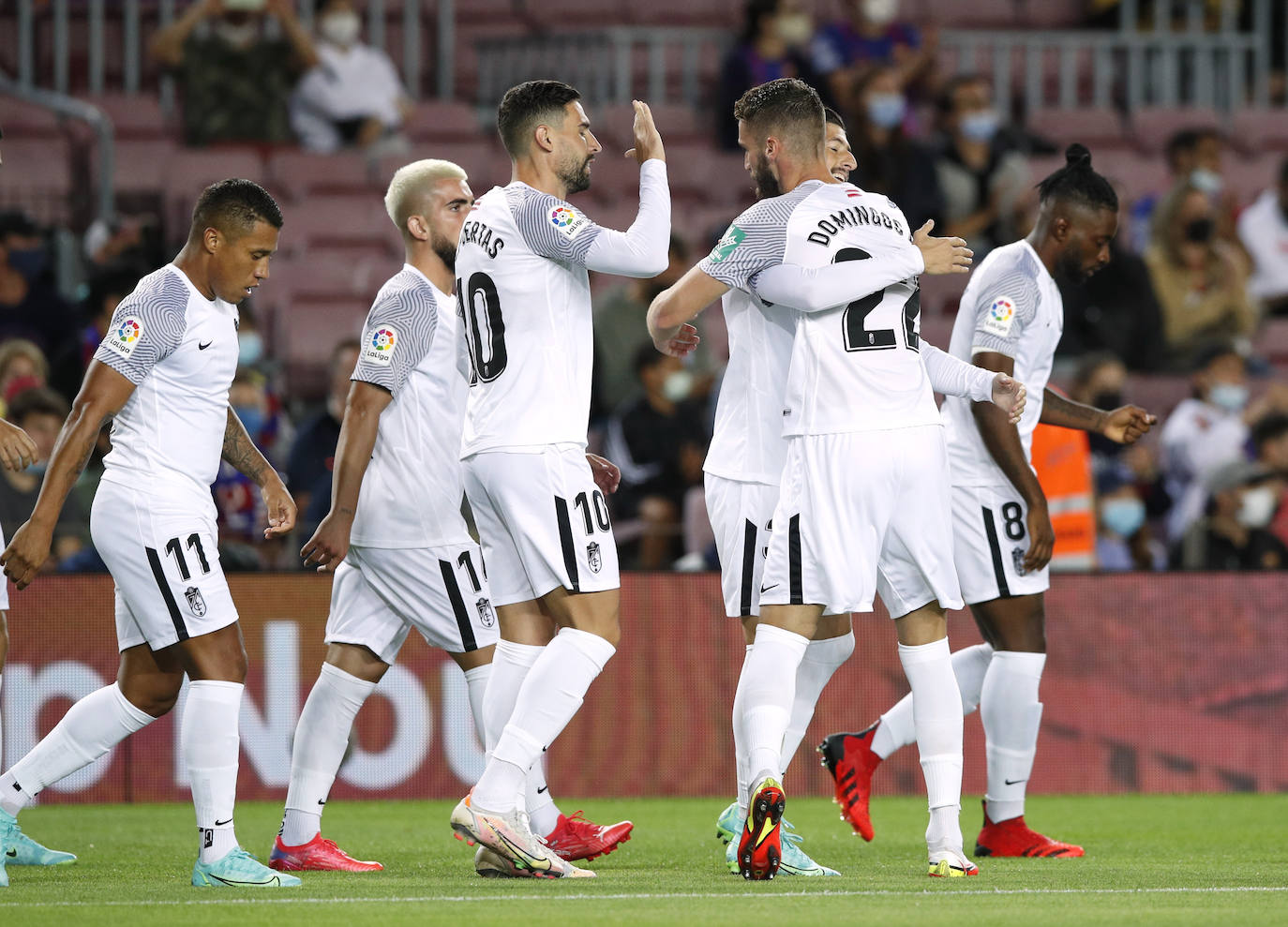 El Granada visita el Camp Nou con el objetivo de ponérselo difícil a todo un Barça que pasa por horas bajas.