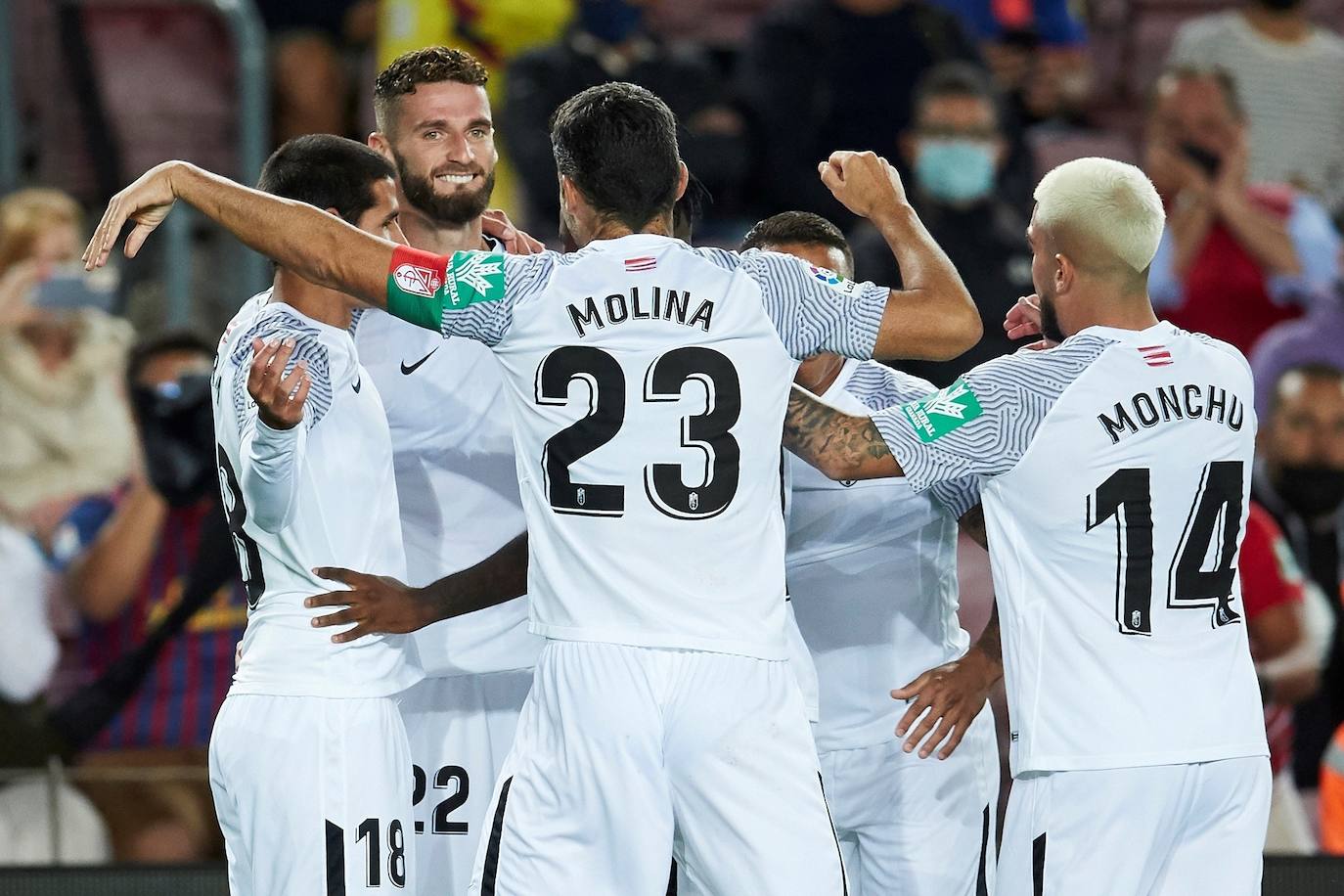 Los jugadores nazaríes celebran el tanto de Domingos en el Camp Nou.