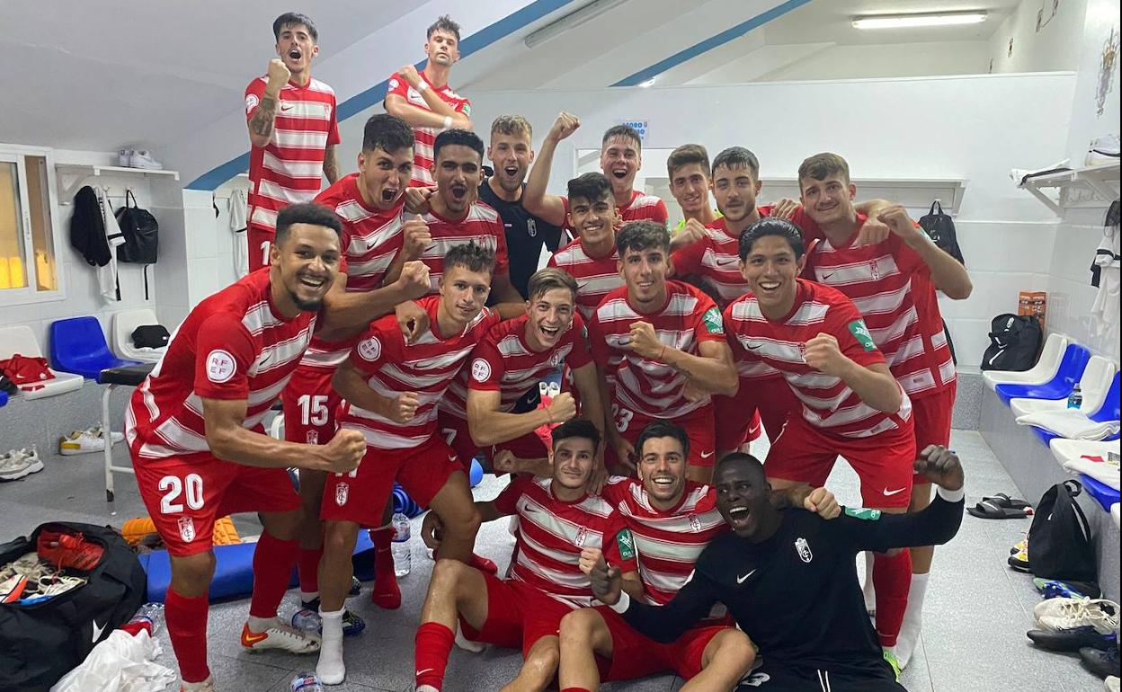 La plantilla del Recreativo celebra en el vestuario la victoria conseguida ante el Melilla. 